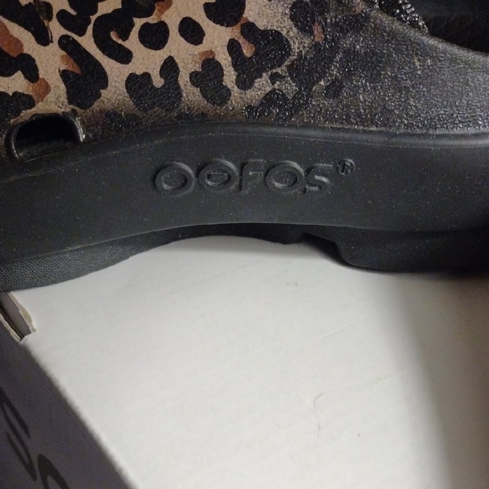 OOFOS Leopard Pattern Clogs - Picture 4 of 6